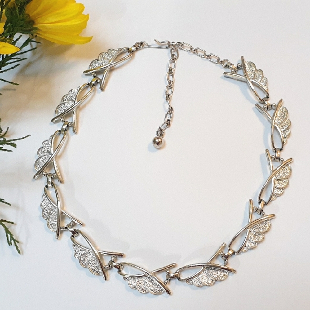 SARAH COVENTRY Elegant Leaf Necklace
